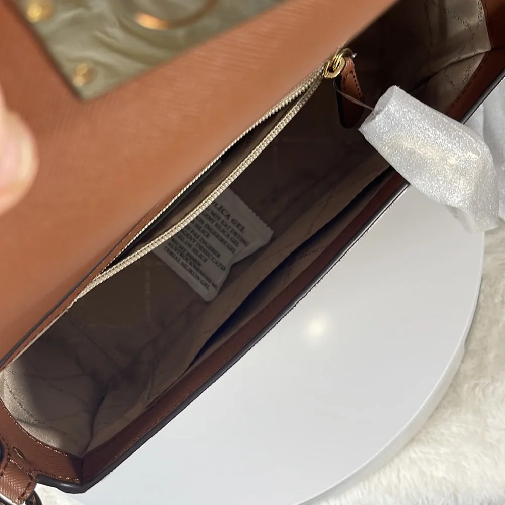 NWT = MICHAEL KORS LEADER SHOULDER BAG . - Picture 8 of 8